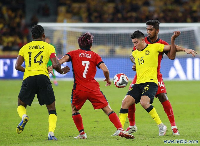 Tiền vệ nhập tịch gốc Argentina Sergio Aguero (số 16) thi đấu trong trận Malaysia hòa Singapore 0-0 tại vòng bảng ASEAN Cup 2024. Ảnh: FAM