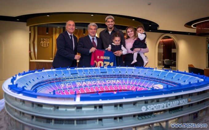 Araujo cùng gia đình và lãnh đạo Barca mừng ký hợp đồng đến năm 2031. Ảnh: FCB